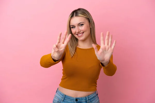 Giovane Donna Caucasica Isolata Sfondo Rosa Contando Otto Con Dita — Foto Stock