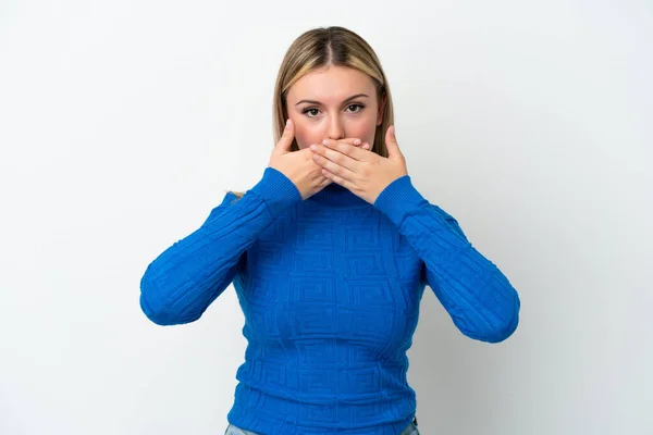 Ung Kaukasisk Kvinna Isolerad Vit Bakgrund Täcker Munnen Med Händerna — Stockfoto