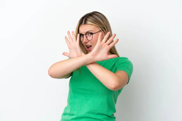 Tineri Caucaziene Femeie Izolat Fundal Alb Nervos Stretching Mâini Față — Fotografie, imagine de stoc