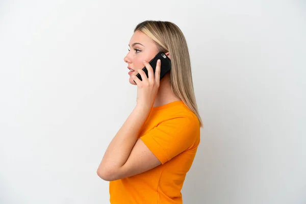 Joven Mujer Caucásica Aislada Sobre Fondo Blanco Manteniendo Una Conversación — Foto de Stock