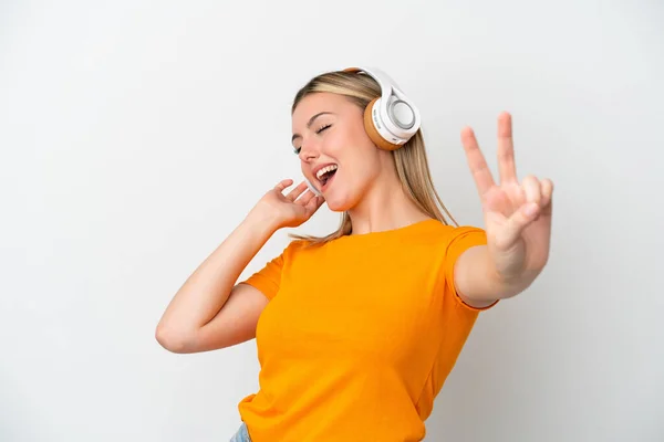 Joven Mujer Caucásica Aislada Sobre Fondo Blanco Escuchando Música Cantando — Foto de Stock