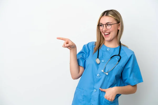 Młoda Chirurg Lekarz Kobieta Izolowana Białym Tle Wskazując Palcem Bok — Zdjęcie stockowe