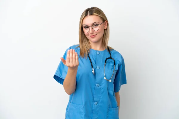 Young Surgeon Doctor Woman Isolated White Background Inviting Come Hand — Stock Photo, Image