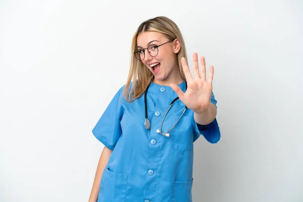 Young Surgeon Doctor Woman Isolated White Background Counting Five Fingers — Stock Photo, Image