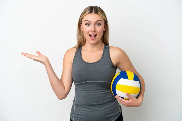 Молодая Белая Женщина Играет Волейбол Белом Фоне Шокированным Выражением Лица — стоковое фото