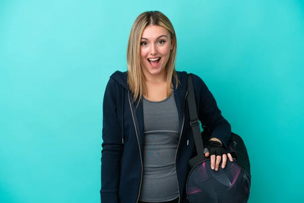Junge Sportlerin Mit Sporttasche Isoliert Auf Blauem Hintergrund Mit Überraschendem — Stockfoto