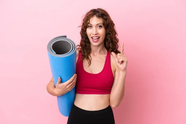 Giovane Donna Sportiva Che Lezioni Yoga Tenendo Tappeto Isolato Sfondo — Foto Stock