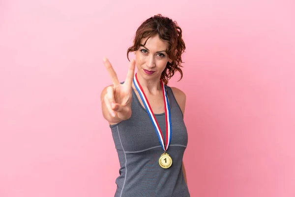 Junge Kaukasische Frau Mit Medaillen Auf Rosa Hintergrund Lächelnd Und — Stockfoto
