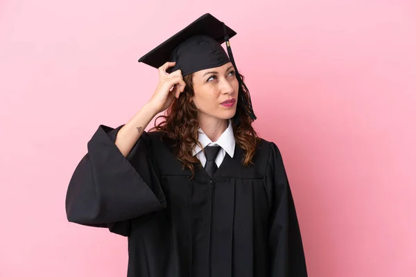Jonge Universiteit Afgestudeerde Vrouw Geïsoleerd Roze Achtergrond Met Twijfels Met — Stockfoto
