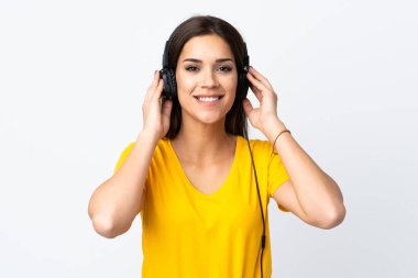 Beyaz arka planda izole edilmiş beyaz bir kadın müzik dinliyor.