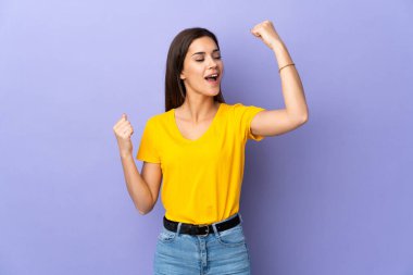 Bir zaferi kutlayan Kafkas kökenli genç bir kadın.