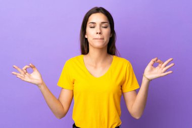 Zen pozunda soyutlanmış beyaz kadın.