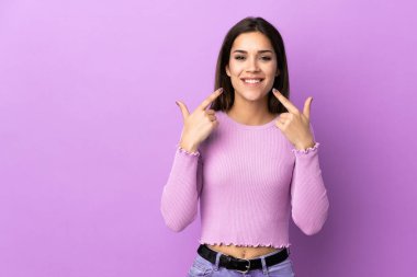 Kafkasyalı genç bir kadın izole bir hayat sürüyor.