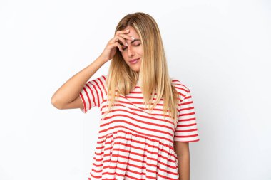 Sarışın Uruguaylı kız beyaz arka planda baş ağrısı ile izole edilmiş.