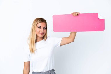 Sarışın Uruguaylı kız beyaz arka planda izole edilmiş, elinde boş bir pankart var.