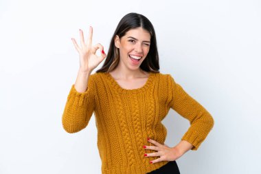 Beyaz arka planda izole edilmiş genç bir İtalyan kadın parmaklarıyla işaret gösteriyor.