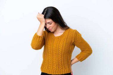 Beyaz arka planda başağrısı olan genç bir İtalyan kadın.