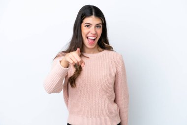 Beyaz arka planda izole edilmiş genç bir İtalyan kadın şaşırmış ve ön tarafı işaret ediyor.