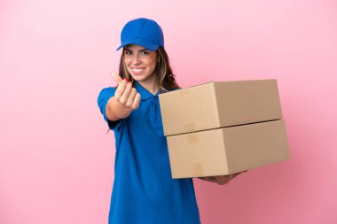 Pembe arka planda izole edilmiş İtalyan kadın para hareketi yapıyor.