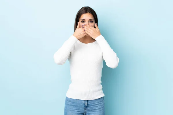 Junge Kaukasische Frau Isoliert Auf Blauem Hintergrund Der Mund Mit — Stockfoto