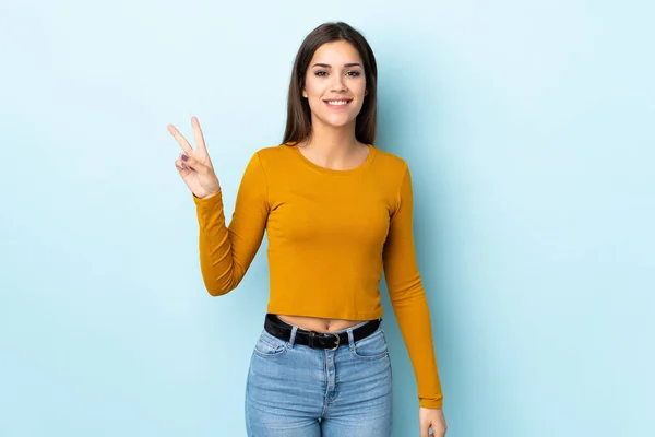 Joven Mujer Caucásica Aislada Sobre Fondo Azul Sonriendo Mostrando Signo — Foto de Stock