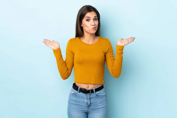 Young Caucasian Woman Isolated Blue Background Having Doubts While Raising — Stock Photo, Image