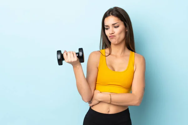 Mujer Joven Caucásica Haciendo Levantamiento Pesas Aislado Sobre Fondo Azul — Foto de Stock