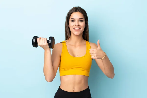 Giovane Donna Caucasica Facendo Sollevamento Pesi Isolato Sfondo Blu Con — Foto Stock