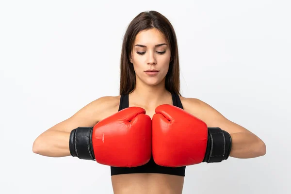 ボクシンググローブで白い背景に隔離された若いスポーツ女性 — ストック写真