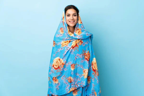 青の背景に隔離された伝統的な衣装を持つ若いモロッコの女性が笑って — ストック写真