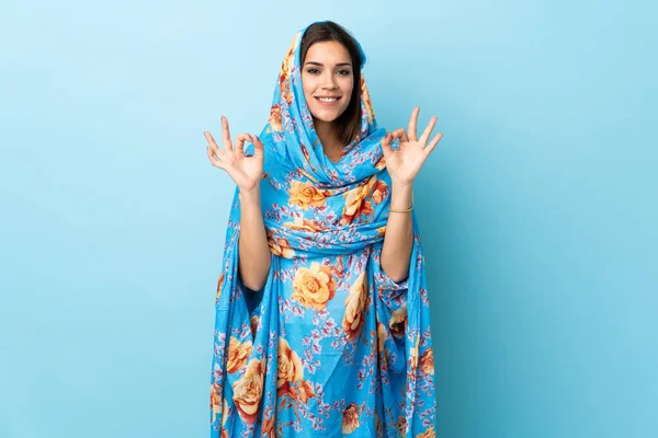 Молода Марокканка Традиційним Костюмом Ізольована Синьому Фоні Показує Знак Двома — стокове фото
