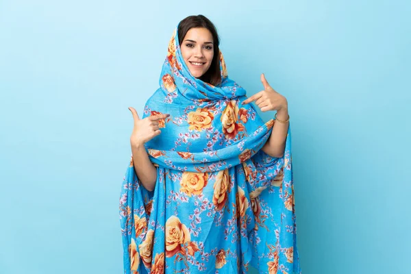 青の背景に誇りと自己満足の伝統的な衣装で隔離された若いモロッコの女性 — ストック写真