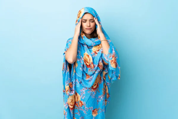 Młoda Marokańska Kobieta Tradycyjnym Stroju Izolowane Niebieskim Tle Bólem Głowy — Zdjęcie stockowe