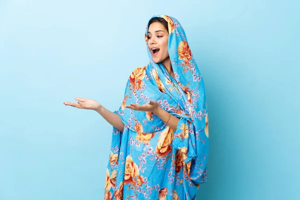 Młoda Marokańska Kobieta Tradycyjnym Stroju Izolowane Niebieskim Tle Ekspresją Zaskoczenia — Zdjęcie stockowe