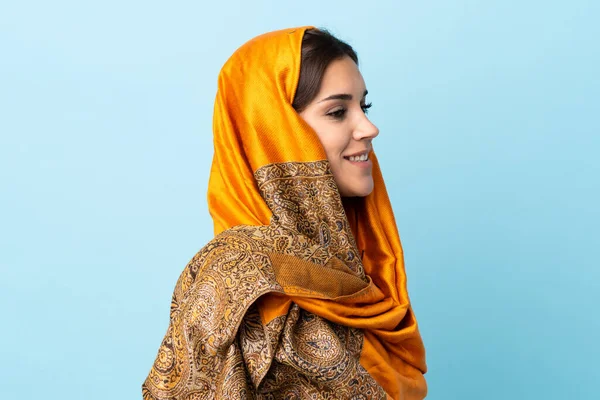 Joven Mujer Marroquí Con Traje Tradicional Aislado Sobre Fondo Azul —  Fotos de Stock
