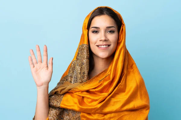 Νεαρή Μαροκινή Γυναίκα Παραδοσιακή Φορεσιά Απομονωμένη Μπλε Φόντο Χαιρετισμό Χέρι — Φωτογραφία Αρχείου