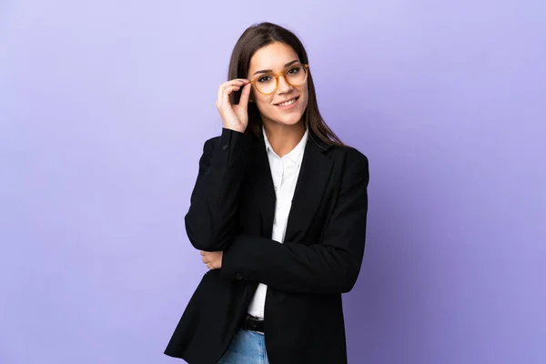 眼鏡と幸せな紫色の背景に隔離されたビジネス女性 — ストック写真