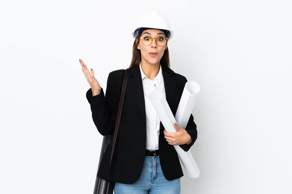 Joven Arquitecta Mujer Caucásica Con Casco Sosteniendo Planos Sobre Fondo — Foto de Stock