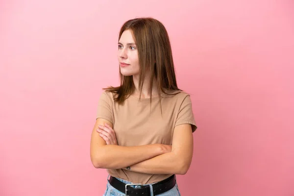 Joven Mujer Inglesa Aislada Sobre Fondo Rosa Mirando Lado — Foto de Stock