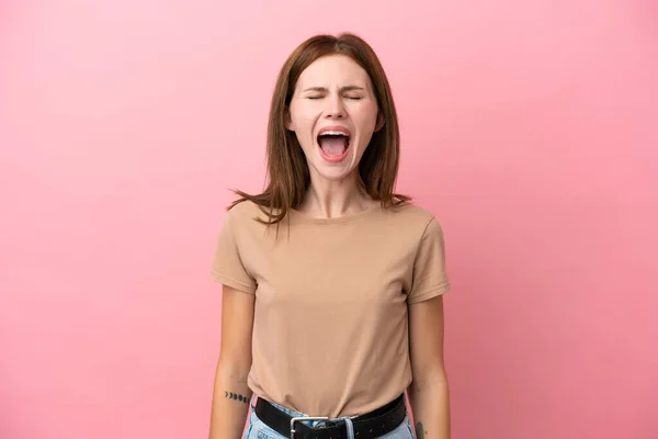 Jong Engels Vrouw Geïsoleerd Roze Achtergrond Schreeuwen Naar Voorkant Met — Stockfoto