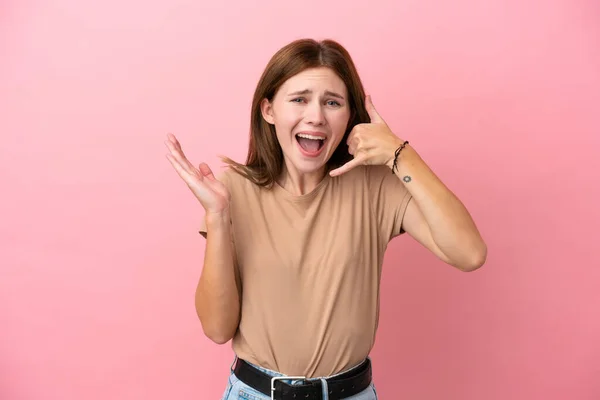 Jong Engels Vrouw Geïsoleerd Roze Achtergrond Maken Telefoon Gebaar Twijfelen — Stockfoto