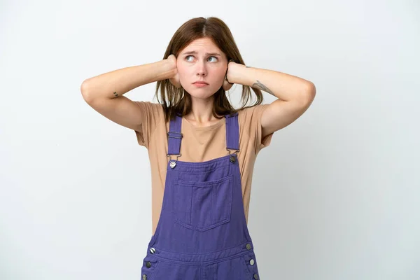 Mladá Anglická Žena Izolované Bílém Pozadí Frustrovaný Zakrývající Uši — Stock fotografie