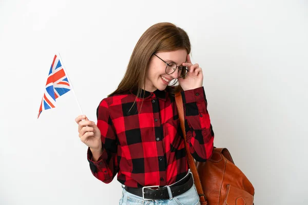 Mladá Žena Drží Vlajku Spojeného Království Izolované Modrém Pozadí Smíchem — Stock fotografie
