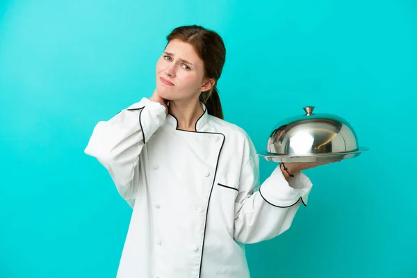 Junge Köchin Mit Tablett Auf Blauem Hintergrund Hat Zweifel — Stockfoto