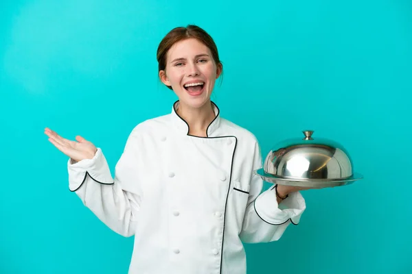Junge Köchin Mit Tablett Isoliert Auf Blauem Hintergrund Mit Schockiertem — Stockfoto
