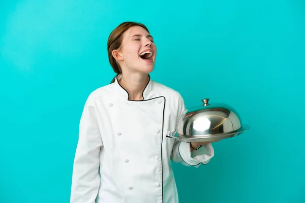 Joven Chef Mujer Con Bandeja Aislada Sobre Fondo Azul Riendo —  Fotos de Stock