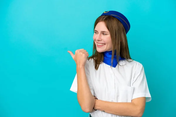 Flugzeugstewardess Englische Frau Isoliert Auf Blauem Hintergrund Zeigt Auf Die — Stockfoto