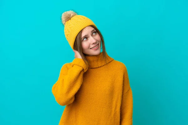 Junge Engländerin Trägt Winterjacke Isoliert Auf Blauem Hintergrund Und Denkt — Stockfoto