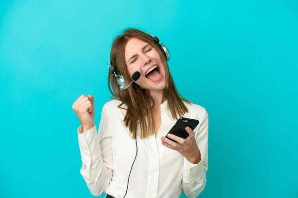 Telemarketer Engels Vrouw Werken Met Een Headset Geïsoleerd Blauwe Achtergrond — Stockfoto