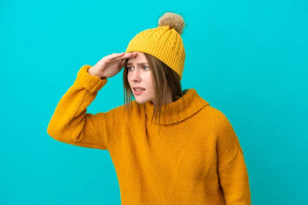 Mujer Inglesa Joven Con Chaqueta Invierno Aislada Sobre Fondo Azul — Foto de Stock